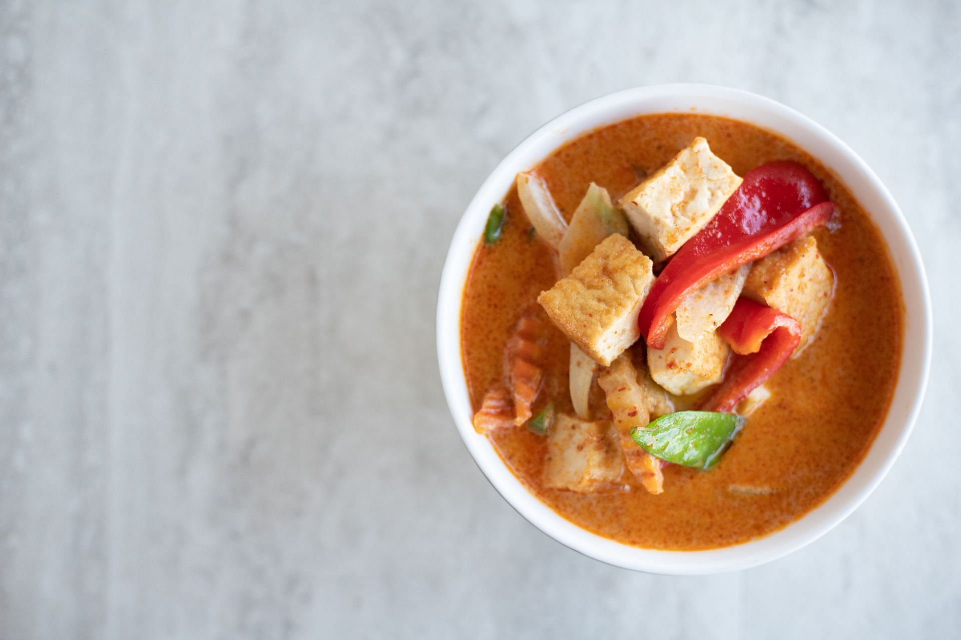 Soup made with chicken (Image via Unsplash/Alyssa)